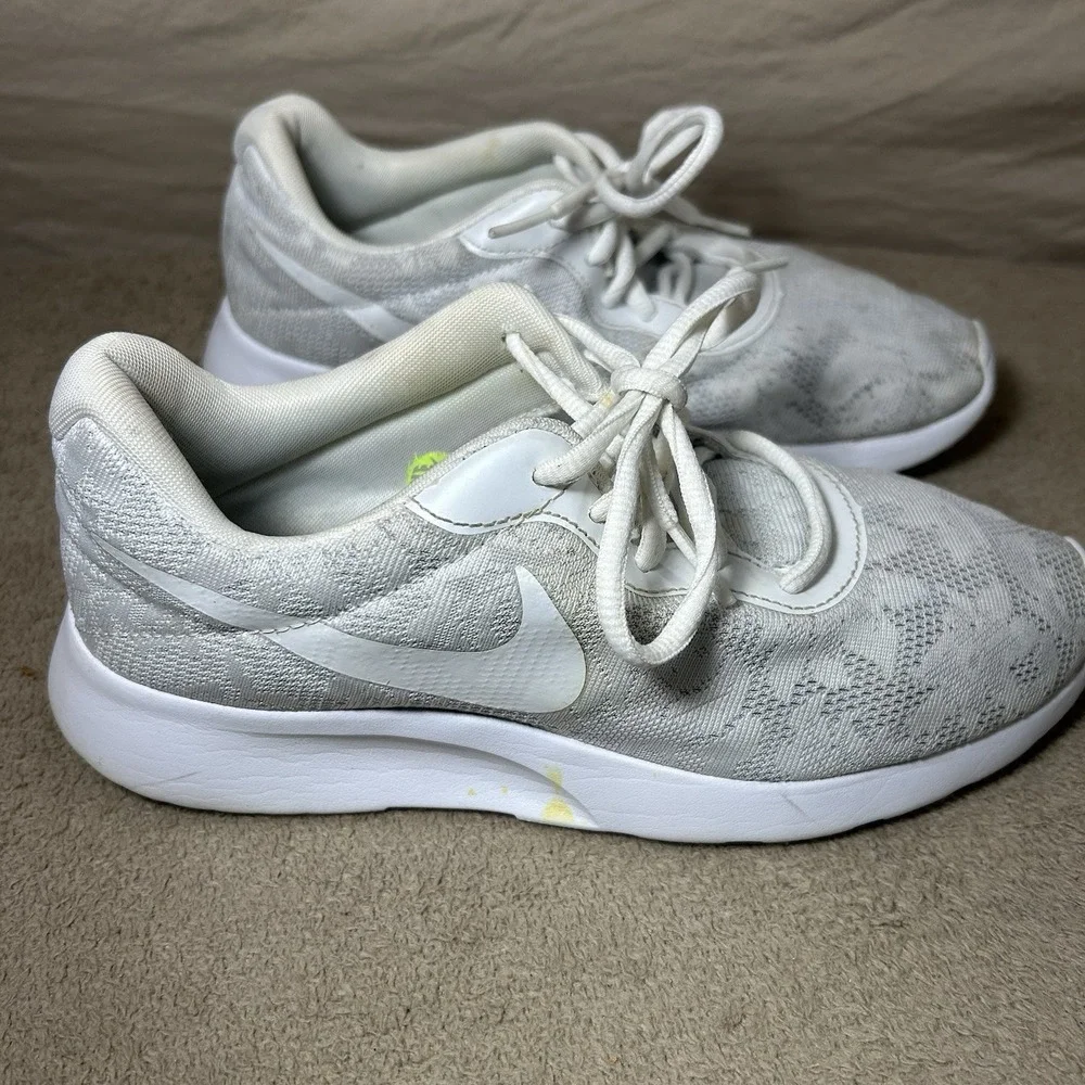 Nike Tanjun ENG Womens 7‎ White Gray Floral Mesh Running Shoes 902865-100